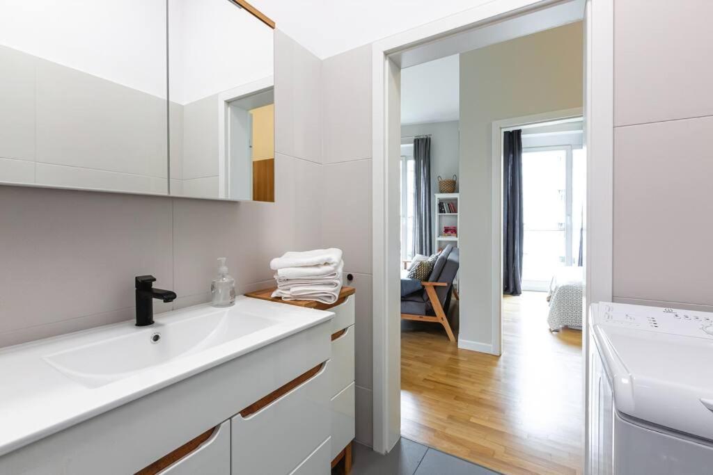 Bright And Cozy Apartment Near Park, With A Huge Terrace. Варшава Экстерьер фото